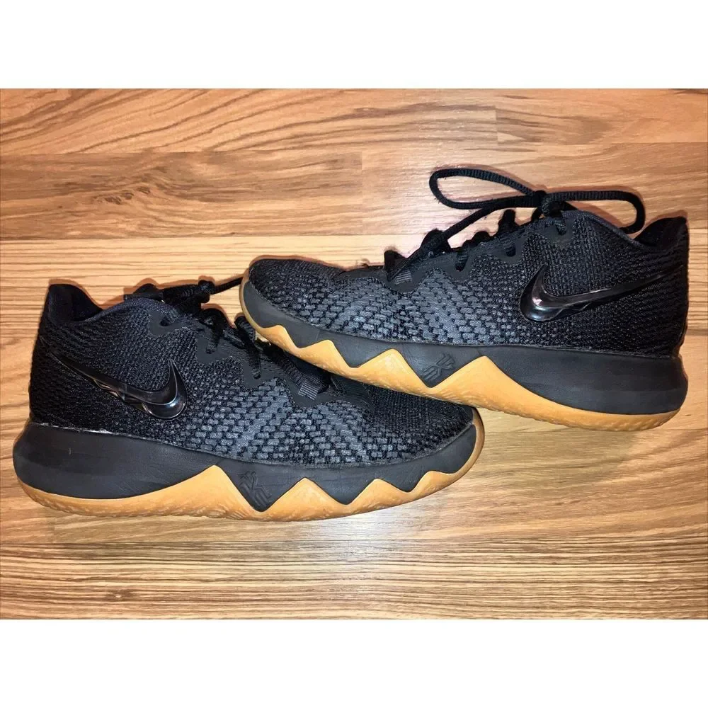 Nike Kyrie Flytrap Black-Metallic Gold RARE Shoes Sneakers Boys 4Y 4 Youth